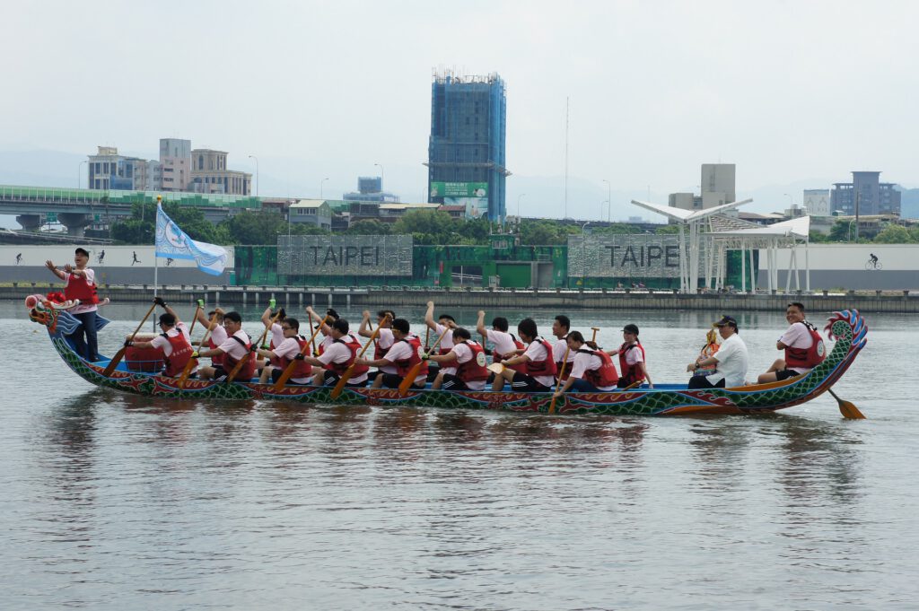 Photo: A Taiwanese dragon boat team in Taipei