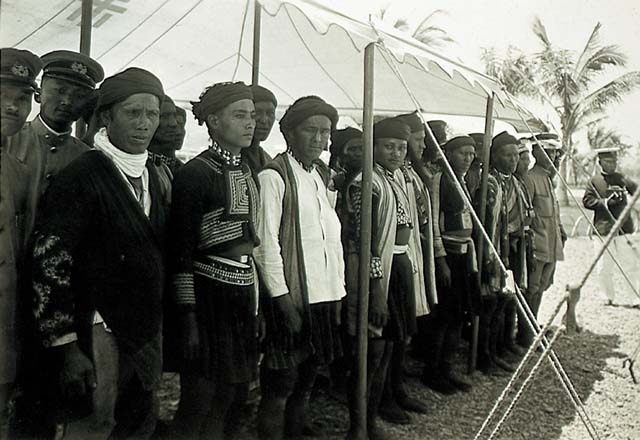 Photo: Bunun and Japanese at 1933 reconciliation ceremony