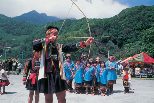 Photo: Bunun boy in archery tournament